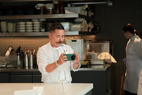 Chef Josh Boutwood, with two Michelin stars, prepared an amazing seven-course meal inspired by photos he captured with the Xiaomi 17 Ultra, co-engineered with Leica photography technology.