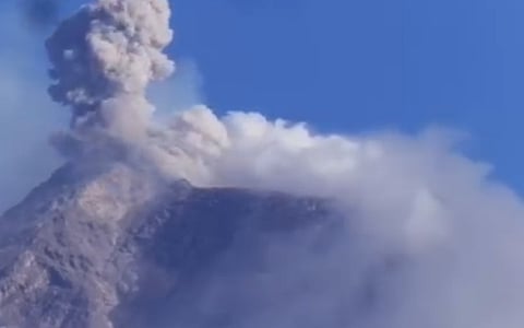 EFFUSIVE eruption at Mayon Volcano in Albay this Monday.