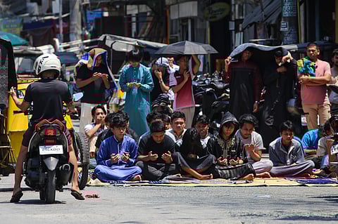 Noontime prayer in Baseco