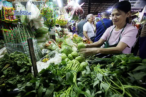 (March 21 2026) Vendors arrange the vegetables they sell at stalls of the Kamuning Market in Quezon City. Vegetable prices remain high due to expensive logistics costs, fuel price surges, and previous weather damage which caused vegetable inflation to rise to 6.1%. The Department of Agriculture (DA) assures the public of stable supplies until July 2026, with some lower-priced options in wet markets. Photo/Analy Labor
