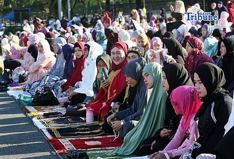 (March 21 2026) Muslim brothers and sisters gathered at Quezon City Circle , offer prayers as they celebrate Eid’l Fitr on Saturday March 21 2026. Photo/Analy Labor