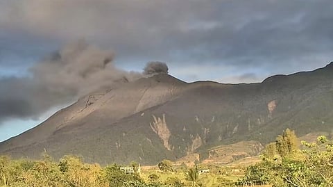 Kanlaon emits ash, remains at Alert 2