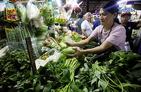 (March 21 2026) Vendors arrange the vegetables they sell at stalls of the Kamuning Market in Quezon City. Vegetable prices remain high due to expensive logistics costs, fuel price surges, and previous weather damage which caused vegetable inflation to rise to 6.1%. The Department of Agriculture (DA) assures the public of stable supplies until July 2026, with some lower-priced options in wet markets. Photo/Analy Labor
