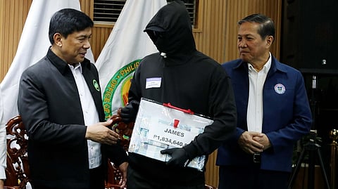 PHILIPPINE Drug Enforcement Agency director general Isagani Nerez (left) presents the monetary rewards to the 6 from 31 civilian informants during the Operation: Private Eye at the PDEA National Office in Quezon City on Monday.