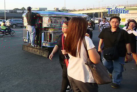 (March 27 2026) Situation at Philcoa along Commonwealth avenue on the second day of transport strike amid rising fuel prices, Commuters waiting for public transportation to ride, on Friday morning, March 27, 2026. Photo/Analy Labor 