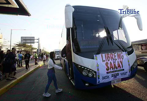 (March 27 2026) Commuters along Commonwealth avenue took advantage of the free ride offer of the House of Representative a program "Biyaheng Damayan: Libreng Sakay mula sa Kongreso," on Friday morning  March 27, 2026, to assist commuters affected by rising fuel costs and transport strikes. Photo/Analy Labor