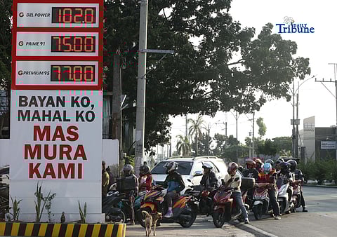 (March 28 2026) Motorists queue at Petro Gazz Station to refuel along Mindanao Extension in Quezon City on Saturday March 28 2026, the gas station put a tarpaulin with the sign “Bayan Ko Mahal Ko Mas Mura Kami”. Photo/Analy Labor