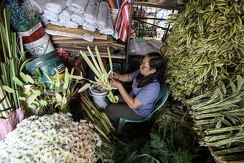 DANGWA is buzzing this Saturday as crafters prep bundles of palaspas for Palm Sunday. From church courtyards to Manila’s busy streets, the sea of green officially signals the start of the Holy Week rush.