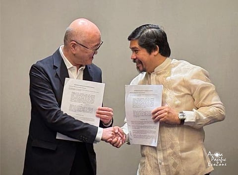 InfiniVAN, Inc. President Shigeki Nakahara (left) & APECO President & CEO Atty. Gil G. Taway IV shake hands after signing an MOU that will boost the digital infrastructure in the province of Aurora. 