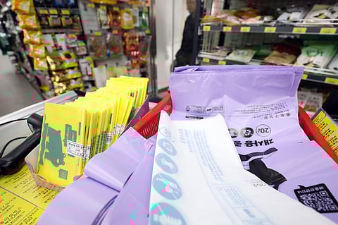 Calm sought as Koreans rush buying trash bags