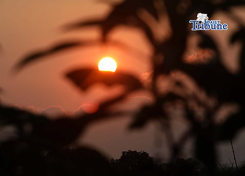 (March 31 2026) A sunrise looks like sunset seen on Tuesday March 31 2026, in Caloocan City, Pagasa said Ridge of high pressure area extend over northern Luzon and have a low chances of thunderstorm. Photo/Analy Labor