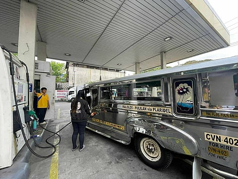 One of the jeepneys travelling on Malolos-Pulilan route receives free fuel worth P500 yesterday, coming from the own pocket of Governor Daniel R. Fernando, as part of his aid to the members of the Bulacan Federation of Jeepney Operators and Drivers Association, Inc. (BFJODA).