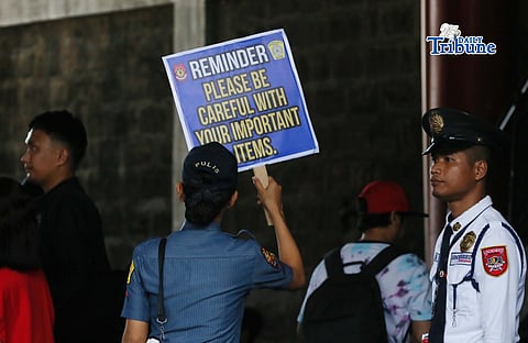 (April 01 2026)  Police personnel hold a placard reminding the passengers heading to their respective provinces to pay attention to their belongings at the provincial bus station in Quezon City, on Wednesday April 1 2026. Photo/Analy Labor
