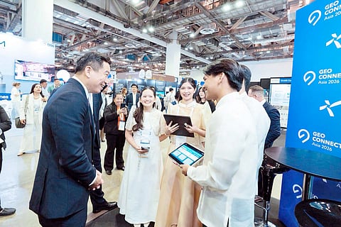UST biology students Brendan James Saripe, James Kaleb Graycochea, Samantha Muñoz and Sophia Nicole Mendoza of Team Empath are congratulated by Eric Chua (left), senior parliamentary secretary of Singapore’s Ministry of Law & Ministry of Social and Family Development at the Geo Connect Asia conference in the Sand Expo and Exhibition Hall in Singapore on 31 March 2026. 