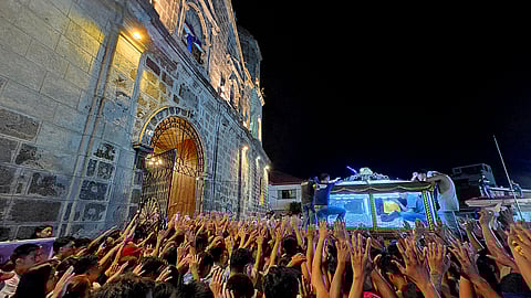 DEVOTEES sing ‘Ama Namin’ before the Santo Entierro image is carried into the Santa Ursula Church.