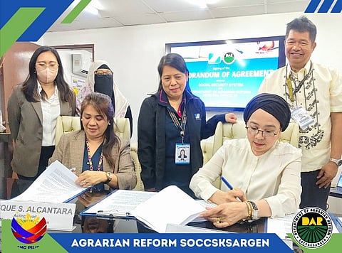 KORONADAL CITY — The Department of Agrarian Reform (DAR) Region XII and the Social Security System (SSS) signed an agreement providing social security coverage for job order and contractual employees at DAR 12. The contract signing was attended by SSS Mindanao South 2 Division Acting Head Monique S. Alcantara (left) and DAR XII officials headed by Regional Director Mariannie S. Lauban-Baunto (right). 

