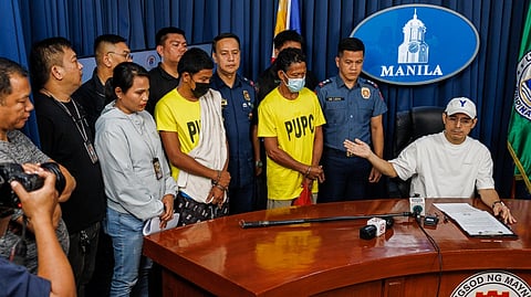 MANILA Mayor Francisco ‘Isko Moreno’ Domagoso presents a father and son who was tagged as suspects in a fatal stabbing during a press conference at Manila City Hall on Wednesday. The suspects surrendered to authorities following an altercation inside a computer shop in Happyland, Tondo, claiming they acted after the 46-year-old victim allegedly attempted to draw a weapon.