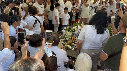 LOYAL Noranias all present to pay tribute to the nation’s Superstar and National Artist.