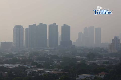(April 20 2026) Buildings covered a thick smog seen from Quezon City on Monday morning April 20 2026. The Environmental Management Bureau (EMB) logs a very unhealthy air quality in Metro Manila after recording high levels of PM2.5, or the tiny atmospheric particles or droplets which may be inhaled and may cause health concerns, in the air due to numerous factors like vehicle emissions, construction and road dust. Photo/Analy Labor