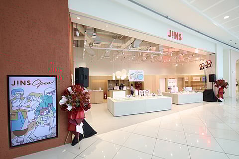 MODERN AND MINIMALIST. The new JINS design concept for its SM Mall of Asia and SM Aura stores is a modern, minimalist space inspired by JINS’ global store aesthetics of clean lines, brighter ambiance, and improved layout.
