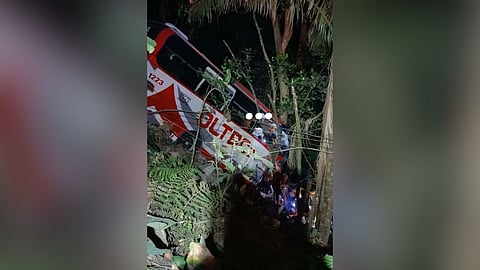 Pampasaherong bus, nahulog sa bangin, 2 patay