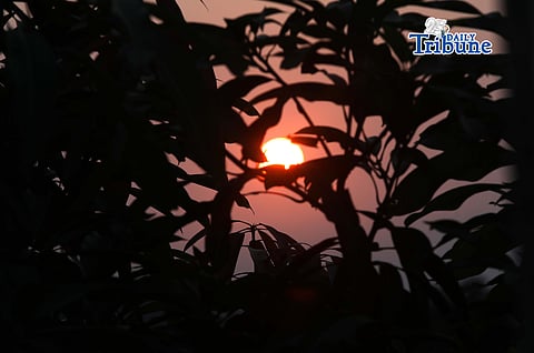 RED SUN RISES
A deep red sun rises over North Caloocan on 23 April 2026. The Philippine Atmospheric, Geophysical and Astronomical Services Administration said there is a 79% chance of El Niño developing in June to August 2026, which may persist into early 2027 and bring drier-than-usual conditions, including possible drought and dry spells in parts of the country. (Analy Labor)