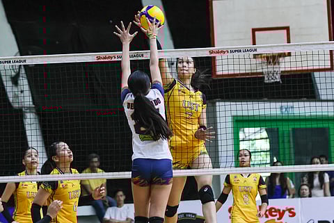Mathea Pepito lends a hand in UST-B’s 25-11, 25-15 victory over Diverse Auckland Cubs on Friday in the SGVIL Rising Stars Cup Division 2 pool action at the La Salle Green Hills Gym.