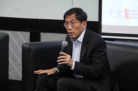 CHEE Soon Juan addresses Filipino students during a forum on leadership and civic engagement, drawing from decades of political experience in Singapore.