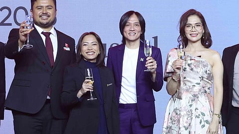 CHARLES Plumley, general manager of Great Place to Work Philippines (left) and Jayzel Ravelo, managing director of Bangko Sentral ng Pilipinas (right), toast to the promising future of work with this year’s top Best Workplaces list makers — Synchrony (large category), Hilton (medium category) and Interconnected Business Process Inc. (small category).
