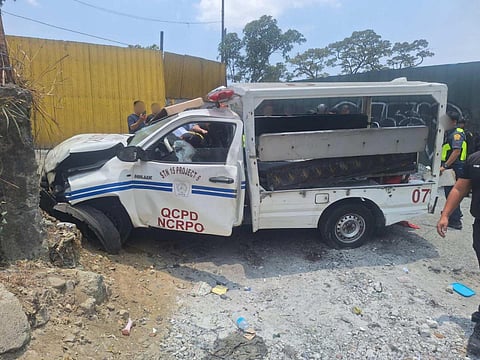 A police mobile figured in a police accident along Barangay Payatas, Quezon City this Friday morning. The incident reportedly led to the death of five persons under police custody while six others are currently recovering at nearby hospitals.
