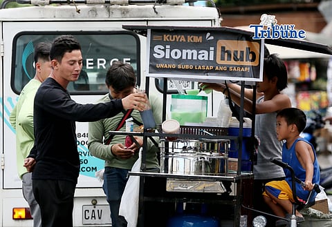 (April 27 2026) Customers were seen buying a juice for refreshment along Commonwealth Avenue in Quezon City on Monday April 17 2026, their ways to stay cool as the heat index hits 40–41°C in Quezon City, classified under danger levels by PAGASA. Photo/Analy Labor