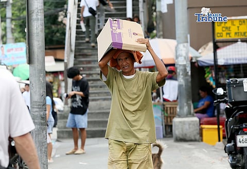 (April 27 2026) A man used a box to cover himself with protection from the heat of the sun on Monday April 27 2026, to stay cool as the heat index hits 40–41°C in Quezon City, classified under danger levels by PAGASA. Photo/Analy Labor