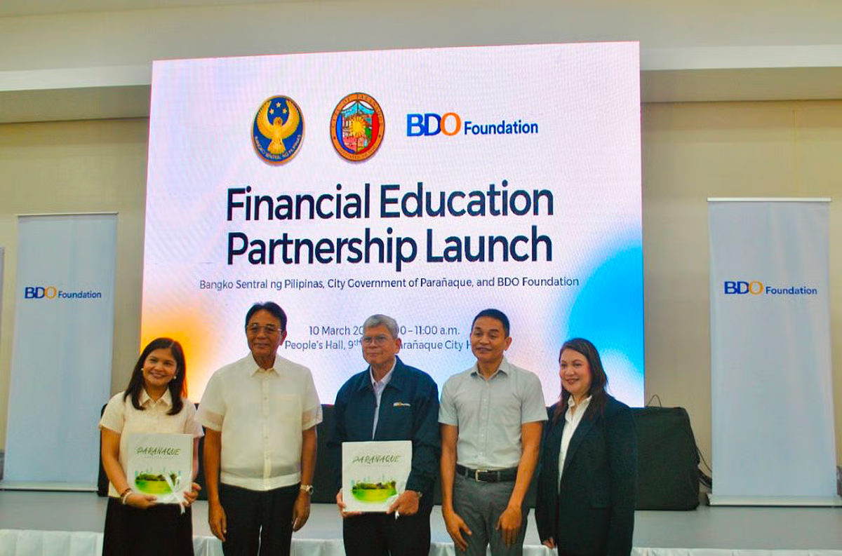 Representatives from Bangko Sentral ng Pilipinas, BDO Foundation, Parañaque local government and fisheries sector, witness the launch of the BSP-BDO Foundation-initiated financial education program at the Parañaque City Hall. 