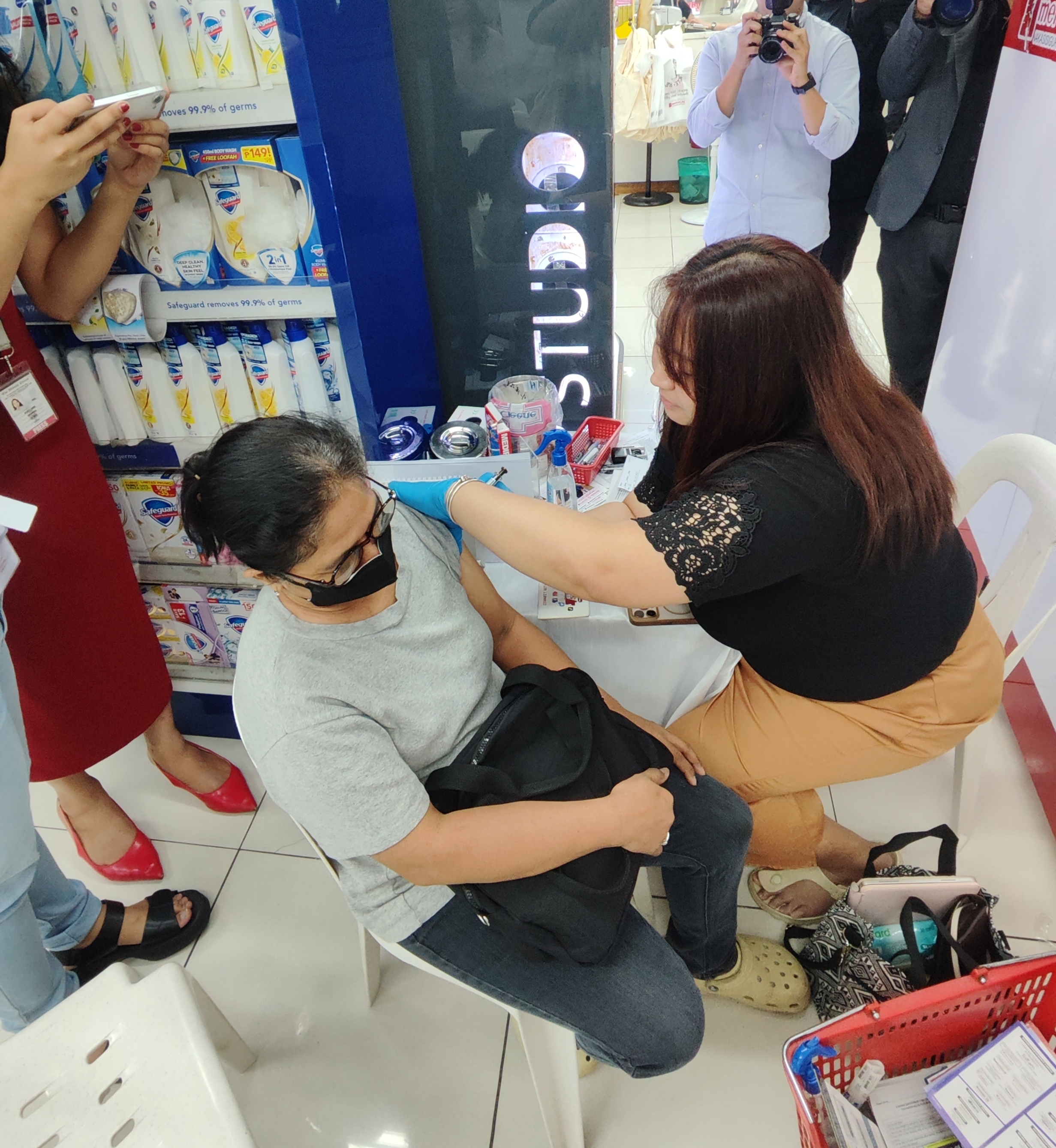Patient receives influenza immunization shot in a Mercury Drug pharmacy at Mandaluyong City Wednesday as the drugstore begins its vaccination efforts open to all ages.