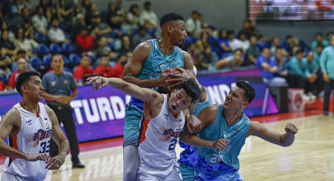 JONATHAN Williams makes a return to help Phoenix Super LPG advance to the quarterfinals of the PBA Commissioner’s Cup on Friday.