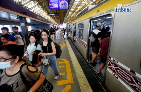 (May 01 2026) Passengers queuing while waiting for the train to arrive at the LRT-2 at Cubao Station in Quezon City on Friday, May 1, 2026. In celebration of Labor Day, the Light Rail Transit Authority (LRTA) is providing free rides through its “Libreng Sakay” program, available from 7 a.m. to 9 a.m. and from 5 p.m. to 7 p.m. Photo/Analy Labor