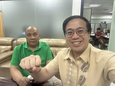 Veteran broadcaster Jay Sonza (left) and his legal counsel Atty. Mark Tolentino (right). Sonza was arrested for unlawful publication by authorities of the NBI on 30 April.