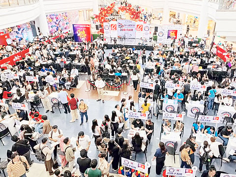  HUNDREDS of job seekers flocked to a mall in Ermita, Manila, for a Labor Day mega job fair. With over 190,000 vacancies available nationwide, Filipinos are taking the opportunity to apply for both local and overseas jobs.
