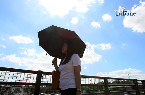 (May 07 2026) Pedestrians use umbrellas to protect themselves from the heat of the sun in Quezon City on Thursday May 7 2026. According to PAGASA, the heat index in Metro Manila (NCR) reached dangerous levels,  Specific areas like Quezon City recorded 42 C. The public is advised to take extreme precautions, such as avoiding prolonged sun exposure, staying hydrated, and staying indoors. Photo/Analy Labor