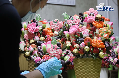 Staff at Fruits in Bloom in Quezon City assemble edible fruit bouquets ahead of Mother’s Day on Saturday, 9 May 2026. The arrangements feature fresh fruits like apples, grapes, bananas, oranges, and pineapple, carefully designed as healthy and aesthetic gift options for families celebrating the occasion.