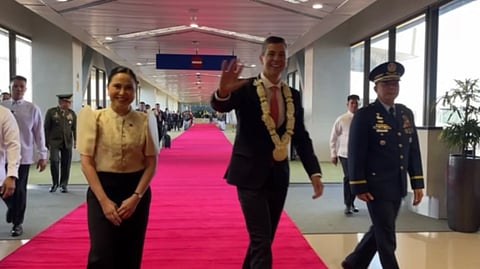 Paraguayan President Santiago Palacios (center) arrives in Manila on Sunday for a three-day state visit. 