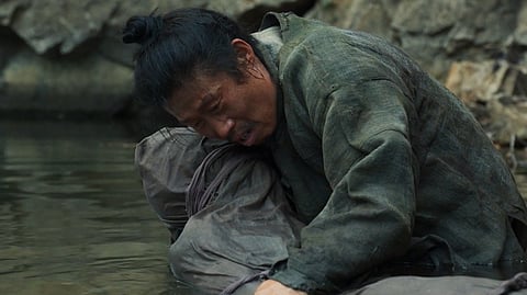 HEUNG Do, Lord Nosan’s warden, mourns his death by secretly retrieving his body to give it a proper burial.