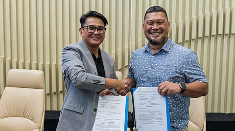 ARENAPLUS official representative Jasper Vicencio (left) and DAILY TRIBUNE Sports Editor Julius Manicad sign the memorandum of understanding that formalizes their collaboration for the 1st KaTribu-ArenaPlus Pickleball Tournament on 12 June at The Dink Lab Elite in Kawit, Cavite.