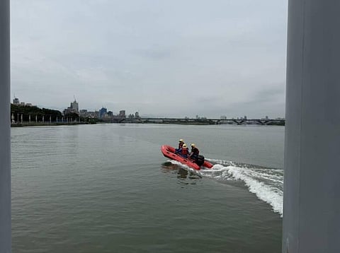 A 24-year-old Taiwanese student from Chinese Culture University died after jumping into Taipei’s Tamsui River to rescue a 93-year-old man near Dadaocheng Wharf. CCTV footage, police reports and fire department search efforts reveal how the heroic attempt unfolded and ended in tragedy.