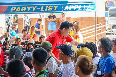 DSWD Secretary Rex Gatchalian spearheaded the distribution of Emergency Cash Transfer (ECT) assistance in 1,519 farmers in Guinobatan, Albay, Thursday, May 14. (Photo from: DSWD Field Office 5)