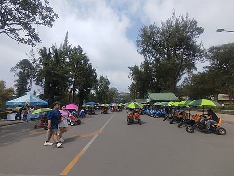 Baguio City Mayor Benjamin Magalong says tourist arrivals have improved in recent weeks, but visitor numbers remain below normal levels, continuing to affect the city’s tourism-driven economy.