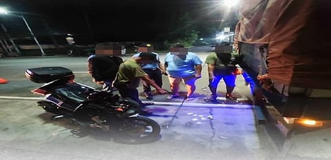 Attempting to escape the law backfires! ₱340,000 worth of suspected shabu was recovered by police in Meycauayan City after two men crashed their motorcycle while trying to evade inspection at a checkpoint.