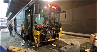 A Bus Carousel hit the barriers along the EDSA Busway southbound near MRT Kamuning in Quezon City on 17 May. (Video from DZZB | Luisito Santos)