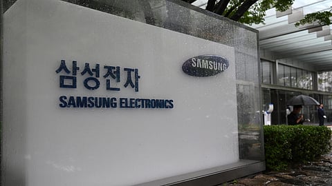 Samsung, union resume negotiations 
with minister mediating
