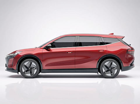 SIDE profile of the new-generation VinFast VF 8 shows the SUV’s
five-seat layout, 2,840 mm wheelbase and 19-inch wheels.